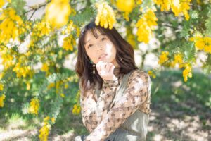 Emiri Kato Instagram - ミモザと撮りたくて！
撮影してきましたーー

これは50mmf1.8

本当は…85mmf1.2で撮影するつもりだったのですが…
撮影位置確認してる間の一瞬の強風で三脚倒れてレンズ破損しました😭

でもわたしの心は強靭だよ！
だって撮影好きだからーー！！

カメラ本体が無事だったのでこうして撮影も続けられました！
Nikonさまさまだ～～！！

#nikon
