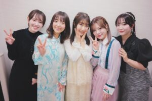 Emiri Kato Instagram - 大室家の舞台挨拶！

大ぶりピアスが可愛い
左右違うデザイン！