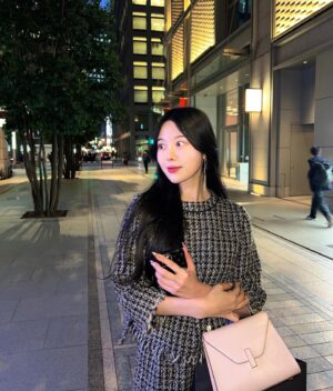 Emiri Tachibana Instagram - 日が暮れるとすっかり寒くなりました。
が、お昼は暖かい日もあったりと肌寒くも曖昧な期間はコスメや香りを選ぶ時にいつもひとりでワクワクしてしまいます。。！

最近はベースメイクの選び方や色の好みも少し変わって、また新たなコスメ散策が楽しいです。

最近はおすすめコスメの紹介がインスタライブばかりなので投稿にも残せるように！11月の目標にします！(⁎⁍̴̛ᴗ⁍̴̛⁎)

あっという間に11月ですが体調を崩さぬように、温かく過ごしてください☺️🫶