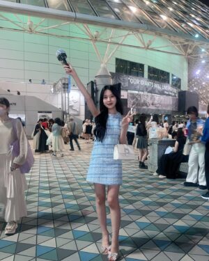 Emiri Tachibana Instagram - 17年目幼馴染とセブチのドームを観に行ってきました☺️

実は私が初めて韓国に行ったのもこの子で、
7年前に地元のサイゼリヤでセブチの動画を観たね〜って
懐かしい話しをしたりしました。
ハルスイッソの綴り覚えてね、笑🥸

ウジさんがいたから、ウジさんと出会えたから今の私がいます。SNSを始めたり、留学をしたり色んな挑戦の背中を押してもらいました。いつか私の目標を叶えて、お礼を伝えに行きたいな😌

ちなみに私はROCKのウジさんを観てウジさんのファンになりました、はぁ〜^