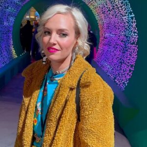 Emma Fyffe Instagram - Little me is so impressed. Had the honor of attending the Grand Opening Night Celebration of #SuperNintendoWorld at @unistudios. As most of y’all know, I was an employee of the park for 8 Years - so coming back for this momentous occasion was a huge triumph for me, professionally. Video of @bailienvspredator and me running around saving the Mushroom Kingdom coming to @getfandom soon. #letsago 💪🏻
.
💄 by the always incredible @makeupbydevan 💋
.
👚   🎒 by @cakeworthy via @geekyglamorous