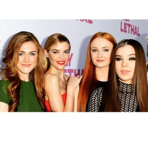 Emma Holzer Instagram - Barely Lethal premiere 🌟 had so much fun what a time 🕊️ I hope u love the movie!