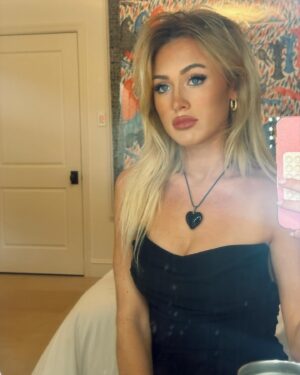 Emma Holzer Instagram - 🪞🪞