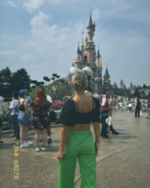 Emma Keuven Instagram - disney adventures 🏰💖🧸🥉

foto 1/2: foto sessie met anique voor de volgende prijsuitreiking 🕺
foto 3: NL 3de plek!!! 🥉🥉🥉 wat een top team
foto 4: de prachtige award!!! 💖
foto 5: de ratatouille attractie!!! wat een top attractie (stiekem misschien wel mn fav) 😄
foto 6: de vuurwerk show kijken met ons top team, wat een fantastische ervaring was dit!! 🎆💖
foto 7: wachten op de ‘stars on parade’ met niek ✨
foto 8: voor het kasteel van doornroosje 🌹😍
foto 9: electrical sky parade !!!! 😍😍💖
foto 10: SAMEN MET JOY!!!!! 💖🤪

#disneylandparis #dlpquest 🏰

*gifted