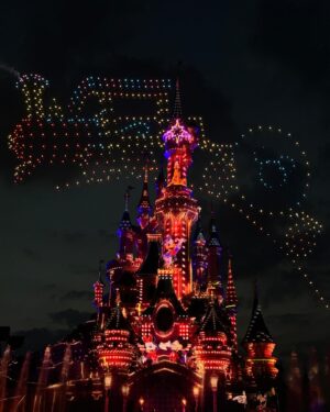 Emma Keuven Instagram - disney adventures 🏰💖🧸🥉

foto 1/2: foto sessie met anique voor de volgende prijsuitreiking 🕺
foto 3: NL 3de plek!!! 🥉🥉🥉 wat een top team
foto 4: de prachtige award!!! 💖
foto 5: de ratatouille attractie!!! wat een top attractie (stiekem misschien wel mn fav) 😄
foto 6: de vuurwerk show kijken met ons top team, wat een fantastische ervaring was dit!! 🎆💖
foto 7: wachten op de ‘stars on parade’ met niek ✨
foto 8: voor het kasteel van doornroosje 🌹😍
foto 9: electrical sky parade !!!! 😍😍💖
foto 10: SAMEN MET JOY!!!!! 💖🤪

#disneylandparis #dlpquest 🏰

*gifted