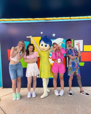Emma Keuven Instagram - disney adventures 🏰💖🧸🥉

foto 1/2: foto sessie met anique voor de volgende prijsuitreiking 🕺
foto 3: NL 3de plek!!! 🥉🥉🥉 wat een top team
foto 4: de prachtige award!!! 💖
foto 5: de ratatouille attractie!!! wat een top attractie (stiekem misschien wel mn fav) 😄
foto 6: de vuurwerk show kijken met ons top team, wat een fantastische ervaring was dit!! 🎆💖
foto 7: wachten op de ‘stars on parade’ met niek ✨
foto 8: voor het kasteel van doornroosje 🌹😍
foto 9: electrical sky parade !!!! 😍😍💖
foto 10: SAMEN MET JOY!!!!! 💖🤪

#disneylandparis #dlpquest 🏰

*gifted