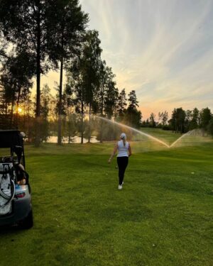 Emma Kimiläinen Instagram - Perfect weekend = golf x water sports × great company 🫶

Ilmoittauduin muuten kaikkiin @bmwladiesgolf kisoihin, niin piti alkaa vähän harjoittelemaan ennen tämän viikon Tahkon osakilpailua... 😅 Tuu säkin kanssanainen mukaan, edes yksittäisiin kisoihin?

Mulla itselläni takana nyt tsägällä 10 kierrosta golfia parille vuodelle ripoteltuna, että ei muuta kuin kisoihin vaan mukaan vähemmälläkin kokemuksella, tekemällä oppii! 😄

Lisätietoa @bmwladiesgolf tai www.ladiesgolf.fi 

#golf #bmwladiesgolf #golfing #ladiesgolf