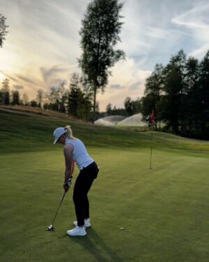Emma Kimiläinen Instagram - Perfect weekend = golf x water sports × great company 🫶

Ilmoittauduin muuten kaikkiin @bmwladiesgolf kisoihin, niin piti alkaa vähän harjoittelemaan ennen tämän viikon Tahkon osakilpailua... 😅 Tuu säkin kanssanainen mukaan, edes yksittäisiin kisoihin?

Mulla itselläni takana nyt tsägällä 10 kierrosta golfia parille vuodelle ripoteltuna, että ei muuta kuin kisoihin vaan mukaan vähemmälläkin kokemuksella, tekemällä oppii! 😄

Lisätietoa @bmwladiesgolf tai www.ladiesgolf.fi 

#golf #bmwladiesgolf #golfing #ladiesgolf