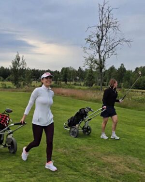 Emma Kimiläinen Instagram - Perfect weekend = golf x water sports × great company 🫶

Ilmoittauduin muuten kaikkiin @bmwladiesgolf kisoihin, niin piti alkaa vähän harjoittelemaan ennen tämän viikon Tahkon osakilpailua... 😅 Tuu säkin kanssanainen mukaan, edes yksittäisiin kisoihin?

Mulla itselläni takana nyt tsägällä 10 kierrosta golfia parille vuodelle ripoteltuna, että ei muuta kuin kisoihin vaan mukaan vähemmälläkin kokemuksella, tekemällä oppii! 😄

Lisätietoa @bmwladiesgolf tai www.ladiesgolf.fi 

#golf #bmwladiesgolf #golfing #ladiesgolf