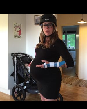 Emma Knyckare Instagram - @gunnel.hylte efterfrågade en bild på mig i samma outfit som mina föräldrar så här kommer den. Ps Gunnel- bilden är från 2015, är mer smal nu.