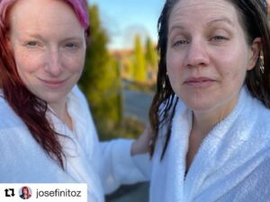 Emma Knyckare Instagram - Det har varit tjejkonferens där jag och @josefinitoz förutom badat, kollat på träd , druckit sprit också pratat framtid, dumma planer och laktos. Vi vill härmed meddela att vi gärna gästar din firmafest, seminariedag eller afterwork med underhållning i form av quiz, kul eller saker du vill veta. Hör av er till Malin eller Sophie på @kahlo.se så fixar dom allt. SES SNART (eller aldrig)