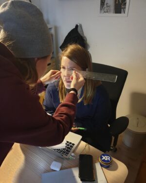 Emma Knyckare Instagram - Idag är det tydligen rasbiologiska institutet på kontoret. Jag har alldeles för tätt mellan ögonen säger dom. 5,5. 
Ring polisen om ni inte hör nåt från mig på ett dygn.