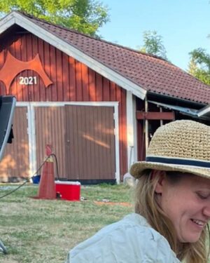 Emma Knyckare Instagram - Lilla Roskilde 2021! 🇩🇰 ❤️
Foton: Maja och Pia som förutom att stå för bilderna även arrangerade dansk 5 kamp samt dom återkommande foodtrucksen kussekøkken och den gyldene bønan.