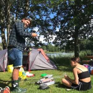Emma Knyckare Instagram - Jojo vi har tältat det har vi. Vi åkte iväg, kom på att vi saknar tex sovsäckar, liggunderlag, mat samt kläder. Fick stanna på vandrarhem istället. Billigt? Absolut! förutom att traktens restaurang var en slags smårättskoncept. 25 löjrom och lammfilé senare var familjen mätt. Frukost då? Ingick ej; utan intogs på traktens stenugnsbageri. Sen iväg för att handla allt man behöver för att campa. Tyvärr glömde vi köpa grillkol men Olivia hade nappat åt sig ett nät omogen avocado och m&m:s och ja nu står vi här en naturupplevelse rikare och ca 12000 kr fattigare. Som tur är finns två paket nudlar kvar. Skicka pengar tack.