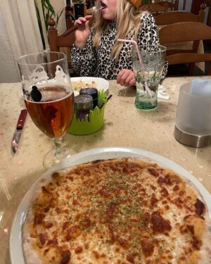 Emma Knyckare Instagram - 🇩🇰 i mitt ❤️:a. 
Dag 1 av 2 i Fredrikshavn för att inpränta lite danskhet i barnet. Succé hittills. Hon Lämnade sitt första tripadvisorbetyg: 7 av 5. Hade blitt en 10:a att dom inte glömde tomatsås på min pizza. Men tomatsås är för töntar, inte för danskar. Fuck c-vitamin! 💪 ❤️
1 . restaurang stena line (också 7 av 5)
2. Bordershop 
3 , 4 och 5: italiensk-danska genirestaurangen.