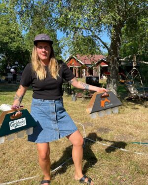 Emma Knyckare Instagram - Lilla Roskilde 2021! 🇩🇰 ❤️
Foton: Maja och Pia som förutom att stå för bilderna även arrangerade dansk 5 kamp samt dom återkommande foodtrucksen kussekøkken och den gyldene bønan.