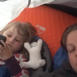 Emma Knyckare Instagram - Jojo vi har tältat det har vi. Vi åkte iväg, kom på att vi saknar tex sovsäckar, liggunderlag, mat samt kläder. Fick stanna på vandrarhem istället. Billigt? Absolut! förutom att traktens restaurang var en slags smårättskoncept. 25 löjrom och lammfilé senare var familjen mätt. Frukost då? Ingick ej; utan intogs på traktens stenugnsbageri. Sen iväg för att handla allt man behöver för att campa. Tyvärr glömde vi köpa grillkol men Olivia hade nappat åt sig ett nät omogen avocado och m&m:s och ja nu står vi här en naturupplevelse rikare och ca 12000 kr fattigare. Som tur är finns två paket nudlar kvar. Skicka pengar tack.