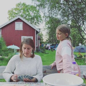 Emma Knyckare Instagram - Min nya kompis Ester. 
Intressen vi delar: systembolagets sortiment, mango, att be om ursäkt för exakt allt , gröna vingummi samt näbbas med våra syskon. 

📸: @patriarkatetochjag och Stella ❤️