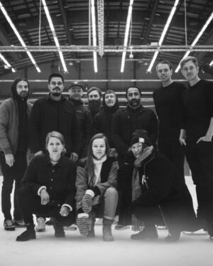 Emma Knyckare Instagram - Är så Mallig över vår julkalender som @goteborgsposten gjort en MYCKET pedagogisk artikel om. 

Och så skulle jag vilja passa på att ösa kärlek över 🎞 
@businessclubroyale , @sjunde_junde, Vedran, Christian, @sia.m.dian 🎥@josefskt och Hannes som gjort en makalös trailer ihop med ⛸⛸ @jochencarlberg och @antonronnfors som glider som gudar på isen (Ja Mia grät) 

@snutunge som lärt oss hur internet fungerar. 👩‍💻 

@kajsa_b_feiff:S handleder som fått karpaltunnlar av allt ritande av den fysiska kalendern som går att köpa på flashbackforever.se fram till 25 okt. 🌲 (länk i bio) 

En stor applåd också för @bwanabeast som gjort den mäktiga julmusiken till trailern och pod-kalendern 🎶 

Tack @ganslandtanna för ☕️ och öron. 

Mitt skenäktenskap @pettasea för föreläsningar om hur ekonomiska transaktioner fungerar. 💴 

Och sist men inte minst: 
Tack @theredlion_414 för shotsen till tre trötta donnor som suttit och stirrat in i väggen dom senaste dagarna. 🍻 

We ❤️ you