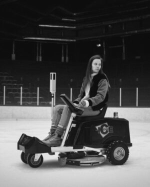 Emma Knyckare Instagram - Är så Mallig över vår julkalender som @goteborgsposten gjort en MYCKET pedagogisk artikel om. 

Och så skulle jag vilja passa på att ösa kärlek över 🎞 
@businessclubroyale , @sjunde_junde, Vedran, Christian, @sia.m.dian 🎥@josefskt och Hannes som gjort en makalös trailer ihop med ⛸⛸ @jochencarlberg och @antonronnfors som glider som gudar på isen (Ja Mia grät) 

@snutunge som lärt oss hur internet fungerar. 👩‍💻 

@kajsa_b_feiff:S handleder som fått karpaltunnlar av allt ritande av den fysiska kalendern som går att köpa på flashbackforever.se fram till 25 okt. 🌲 (länk i bio) 

En stor applåd också för @bwanabeast som gjort den mäktiga julmusiken till trailern och pod-kalendern 🎶 

Tack @ganslandtanna för ☕️ och öron. 

Mitt skenäktenskap @pettasea för föreläsningar om hur ekonomiska transaktioner fungerar. 💴 

Och sist men inte minst: 
Tack @theredlion_414 för shotsen till tre trötta donnor som suttit och stirrat in i väggen dom senaste dagarna. 🍻 

We ❤️ you