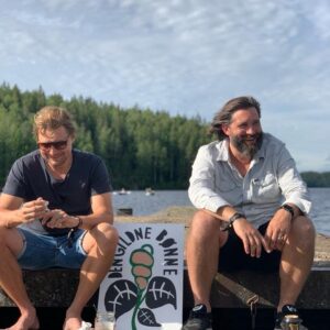 Emma Knyckare Instagram - Lilla Roskilde i mitt hjärta! En otroligt dansk helg i kärleken och kroppsvätskornas tecken. ❤️ Tänk om morsan berättat att man borde lugnat sig med bensinboffandet för plötsligt kommer dagen då hjärnceller eventuellt behövs för att du ska kunna koppla ihop hur det är möjligt att se Tina Turner, Queen, Carola, Kim Larsen , Skunk Anansie , Cranberries och Sex pistols på samma festival! 
Och på en vit springare kom @oskarcresso och levererade ljudsystem så man kunde vråla lymfan ur sig till morgonkvisten. Annars är allt man behöver Tuborg och en faster som kan göra vegetarisk helstekt gris i remoulad. Fy fettan vad laekkert.