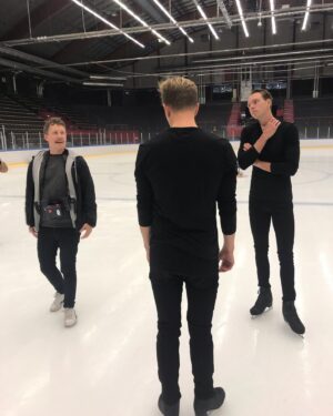 Emma Knyckare Instagram - Är så Mallig över vår julkalender som @goteborgsposten gjort en MYCKET pedagogisk artikel om. 

Och så skulle jag vilja passa på att ösa kärlek över 🎞 
@businessclubroyale , @sjunde_junde, Vedran, Christian, @sia.m.dian 🎥@josefskt och Hannes som gjort en makalös trailer ihop med ⛸⛸ @jochencarlberg och @antonronnfors som glider som gudar på isen (Ja Mia grät) 

@snutunge som lärt oss hur internet fungerar. 👩‍💻 

@kajsa_b_feiff:S handleder som fått karpaltunnlar av allt ritande av den fysiska kalendern som går att köpa på flashbackforever.se fram till 25 okt. 🌲 (länk i bio) 

En stor applåd också för @bwanabeast som gjort den mäktiga julmusiken till trailern och pod-kalendern 🎶 

Tack @ganslandtanna för ☕️ och öron. 

Mitt skenäktenskap @pettasea för föreläsningar om hur ekonomiska transaktioner fungerar. 💴 

Och sist men inte minst: 
Tack @theredlion_414 för shotsen till tre trötta donnor som suttit och stirrat in i väggen dom senaste dagarna. 🍻 

We ❤️ you