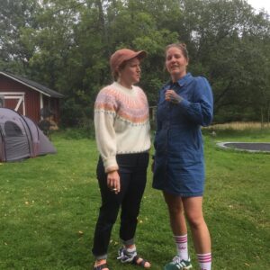 Emma Knyckare Instagram - Lilla Roskilde i mitt hjärta! En otroligt dansk helg i kärleken och kroppsvätskornas tecken. ❤️ Tänk om morsan berättat att man borde lugnat sig med bensinboffandet för plötsligt kommer dagen då hjärnceller eventuellt behövs för att du ska kunna koppla ihop hur det är möjligt att se Tina Turner, Queen, Carola, Kim Larsen , Skunk Anansie , Cranberries och Sex pistols på samma festival! 
Och på en vit springare kom @oskarcresso och levererade ljudsystem så man kunde vråla lymfan ur sig till morgonkvisten. Annars är allt man behöver Tuborg och en faster som kan göra vegetarisk helstekt gris i remoulad. Fy fettan vad laekkert.