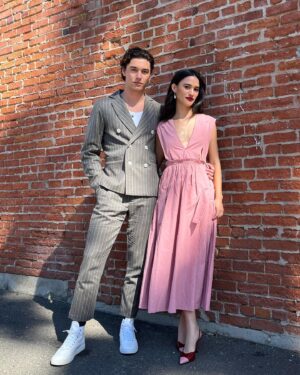Emma Pasarow Instagram - 🌷🌸🌷🌸

💕unbelievable day, unbelievable team💕
Styled by @sydneylopez 
Makeup by @melaniemakeup 
Hair by @bobbyeliot 
@netflixfilm #alongfortheride @ferragamo @karo_koru @jesssze @mrsbuvalo @anabedayo @brianna.ancel @justbeinavi