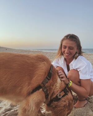 Emma Rayne Lyle Instagram - made a lil friend on the beach :)