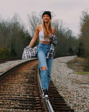 Emma Rayne Lyle Instagram - i feel kinda freeeee :)