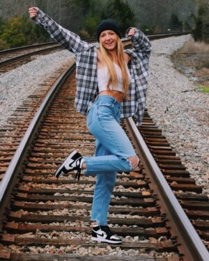 Emma Rayne Lyle Instagram - i feel kinda freeeee :)