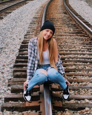 Emma Rayne Lyle Instagram - i feel kinda freeeee :)