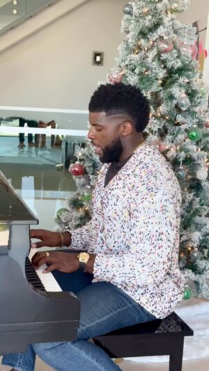 Emmanuel Acho Instagram - From me to you, Happy Holidays ❤️

#MerryChristmas #hallelujah #holidays