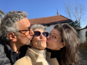 Emmanuel Bassoleil Instagram - UM FELIZ DIA MÃE ( no calendário brasileiro, sei que na frança será daqui a 2 semanas ) 💕
Logo-logo estaremos juntos ❤️
Joyeuse fête maman ‼️
Très bientôt nous serons près de toi 🙏
#chantal #maman #diadasmaes #fêtedesmères #auxonne #bourgogne