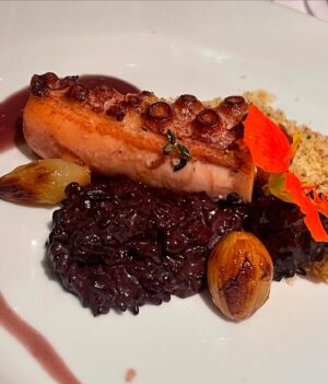 Emmanuel Bassoleil Instagram - O Jantar Inesquecível de ontem ‼️
Degustando 7 Preciosidades do @grupomiolo . ( todos da safra 2022) 

Vinhos -Comida -Serviço nota 1000 . 
Harmonização com pratos especiais de @claudiakrauspenhar @oliveiravaldir @tuca.mezzomo @cantalouprestaurante 

#miolotestardisyrah #miolomerlotterroir #miololote43 #mioloquintadoseival #miolosebrumo #miolosesmarias #miolovinhasvelhastannat #miololateharvest2018 
@danio_braga @didu_russo #jorgelucky @prazeresdamesa @gschnyder @cecialdaz 
Sem esquecer a companhia de nosso sommelier @gubermoyses que está tirando as 📸 😉