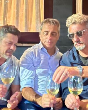 Emmanuel Bassoleil Instagram - Restaurante @trebicchieri_ vc conhece ? 
Tre Bicchieri quer dizer em italiano 3 copos .
Pra mim quer dizer restaurante italiano Tri legal 👌
1 - comida
2 - serviço 
3 - ambiente
Aqui nestas fotos de domingo a tarde somos 3 amigos de longa data (   de 30 anos) . 
1-Grazie 
2-Merci 
3-Obrigado .  Meus amigos para esse momento especial . 
Amo vcs . 🩷
O spaghetti ao vongole que comemos estava maravilhoso ( boa dica)
Grazie @danielacutait pelos seus retratos sempre 3jolie. 
@cidsimao @chefrodrigoqueiroz  #cozinhaitaliana #instaitalia