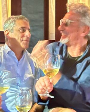Emmanuel Bassoleil Instagram - Restaurante @trebicchieri_ vc conhece ? 
Tre Bicchieri quer dizer em italiano 3 copos .
Pra mim quer dizer restaurante italiano Tri legal 👌
1 - comida
2 - serviço 
3 - ambiente
Aqui nestas fotos de domingo a tarde somos 3 amigos de longa data (   de 30 anos) . 
1-Grazie 
2-Merci 
3-Obrigado .  Meus amigos para esse momento especial . 
Amo vcs . 🩷
O spaghetti ao vongole que comemos estava maravilhoso ( boa dica)
Grazie @danielacutait pelos seus retratos sempre 3jolie. 
@cidsimao @chefrodrigoqueiroz  #cozinhaitaliana #instaitalia