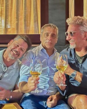 Emmanuel Bassoleil Instagram - Restaurante @trebicchieri_ vc conhece ? 
Tre Bicchieri quer dizer em italiano 3 copos .
Pra mim quer dizer restaurante italiano Tri legal 👌
1 - comida
2 - serviço 
3 - ambiente
Aqui nestas fotos de domingo a tarde somos 3 amigos de longa data (   de 30 anos) . 
1-Grazie 
2-Merci 
3-Obrigado .  Meus amigos para esse momento especial . 
Amo vcs . 🩷
O spaghetti ao vongole que comemos estava maravilhoso ( boa dica)
Grazie @danielacutait pelos seus retratos sempre 3jolie. 
@cidsimao @chefrodrigoqueiroz  #cozinhaitaliana #instaitalia