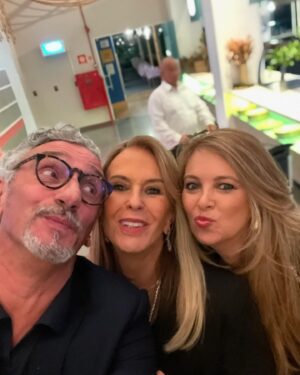 Emmanuel Bassoleil Instagram - AGORA SIM .. 😉❗️
Orgulho de nosso amigo @janyckdaudet que recebeu ontem o título de Cidadão Mogiano na câmara de Mogi das Cruzes cercado de personalidades e amigos . 
@erickjacquin 
@dodysirena 
@clubmedbrasil 
@clubmedlake.paradise 
@helopinheiro1 @kikipinheiro