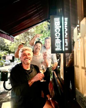 Emmanuel Bassoleil Instagram - Restaurante @trebicchieri_ vc conhece ? 
Tre Bicchieri quer dizer em italiano 3 copos .
Pra mim quer dizer restaurante italiano Tri legal 👌
1 - comida
2 - serviço 
3 - ambiente
Aqui nestas fotos de domingo a tarde somos 3 amigos de longa data (   de 30 anos) . 
1-Grazie 
2-Merci 
3-Obrigado .  Meus amigos para esse momento especial . 
Amo vcs . 🩷
O spaghetti ao vongole que comemos estava maravilhoso ( boa dica)
Grazie @danielacutait pelos seus retratos sempre 3jolie. 
@cidsimao @chefrodrigoqueiroz  #cozinhaitaliana #instaitalia