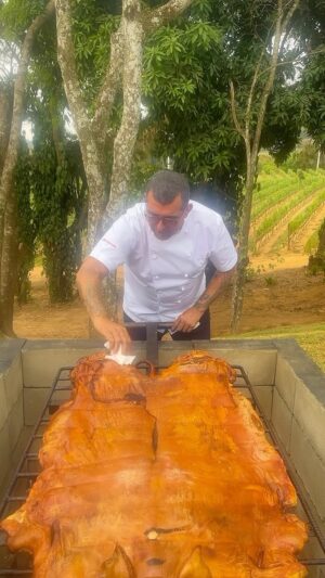 Emmanuel Bassoleil Instagram - Dia lindo gostoso e saboroso . 
Com bons vinhos e boa companhia. 
@vinicolaguaspari @jeffim_rueda @acasadoporcobar @tuca.mezzomo @danielabravin @gi.perrone @charcorestaurante @sauloyassuda @anabueno_paraty #pinotnoir #chardonnay #cabernet #cabernetsauvignon