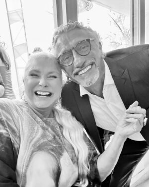 Emmanuel Bassoleil Instagram - Mais um casamento neste sábado ‼️Mas desta vez do lado dos convidados e não nos bastidores (até uma certa hora 🙏👌😉👨‍🍳) 
Orgulho por fazer parte desse comitê super especial que Janaína e Leandro escolheram a dedos . 
Parabéns e muita Felicidade para vcs @janainarueda1 e @lelangoni 😍👨‍🍳
Galera animada no som da @vaivaioficial com caipirinha e comida da @abrasileirasp . 

@danielacutait , Marcão @cozinhabruta  @marcelokatsuki 
o casal chic @tassia_magalhaes e @danyel_steinle @flavinhaquaresma 
@bellamasano #casamento #wedding #centrodacidade