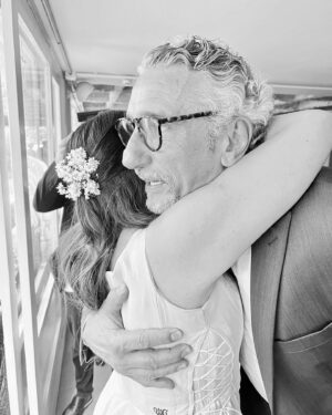 Emmanuel Bassoleil Instagram - Mais um casamento neste sábado ‼️Mas desta vez do lado dos convidados e não nos bastidores (até uma certa hora 🙏👌😉👨‍🍳) 
Orgulho por fazer parte desse comitê super especial que Janaína e Leandro escolheram a dedos . 
Parabéns e muita Felicidade para vcs @janainarueda1 e @lelangoni 😍👨‍🍳
Galera animada no som da @vaivaioficial com caipirinha e comida da @abrasileirasp . 

@danielacutait , Marcão @cozinhabruta  @marcelokatsuki 
o casal chic @tassia_magalhaes e @danyel_steinle @flavinhaquaresma 
@bellamasano #casamento #wedding #centrodacidade