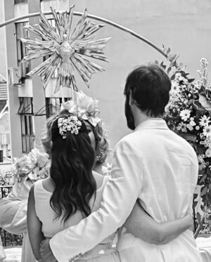 Emmanuel Bassoleil Instagram - Mais um casamento neste sábado ‼️Mas desta vez do lado dos convidados e não nos bastidores (até uma certa hora 🙏👌😉👨‍🍳) 
Orgulho por fazer parte desse comitê super especial que Janaína e Leandro escolheram a dedos . 
Parabéns e muita Felicidade para vcs @janainarueda1 e @lelangoni 😍👨‍🍳
Galera animada no som da @vaivaioficial com caipirinha e comida da @abrasileirasp . 

@danielacutait , Marcão @cozinhabruta  @marcelokatsuki 
o casal chic @tassia_magalhaes e @danyel_steinle @flavinhaquaresma 
@bellamasano #casamento #wedding #centrodacidade