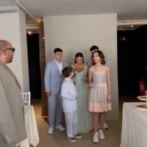 Emmanuel Bassoleil Instagram - Mais um casamento neste sábado ‼️Mas desta vez do lado dos convidados e não nos bastidores (até uma certa hora 🙏👌😉👨‍🍳) 
Orgulho por fazer parte desse comitê super especial que Janaína e Leandro escolheram a dedos . 
Parabéns e muita Felicidade para vcs @janainarueda1 e @lelangoni 😍👨‍🍳
Galera animada no som da @vaivaioficial com caipirinha e comida da @abrasileirasp . 

@danielacutait , Marcão @cozinhabruta  @marcelokatsuki 
o casal chic @tassia_magalhaes e @danyel_steinle @flavinhaquaresma 
@bellamasano #casamento #wedding #centrodacidade
