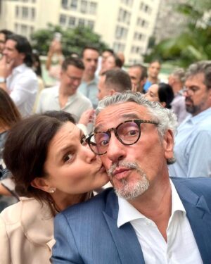 Emmanuel Bassoleil Instagram - Mais um casamento neste sábado ‼️Mas desta vez do lado dos convidados e não nos bastidores (até uma certa hora 🙏👌😉👨‍🍳) 
Orgulho por fazer parte desse comitê super especial que Janaína e Leandro escolheram a dedos . 
Parabéns e muita Felicidade para vcs @janainarueda1 e @lelangoni 😍👨‍🍳
Galera animada no som da @vaivaioficial com caipirinha e comida da @abrasileirasp . 

@danielacutait , Marcão @cozinhabruta  @marcelokatsuki 
o casal chic @tassia_magalhaes e @danyel_steinle @flavinhaquaresma 
@bellamasano #casamento #wedding #centrodacidade
