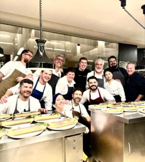 Emmanuel Bassoleil Instagram - O BRASIL É GAÚCHO .. 
Uma noite de Sucesso em pró das vítimas do Rio Grande do Sul 🙏
Juntos somos mais fortes 👨‍🍳
@dalvaedito 
@alexatala 
@manubuffara 
@tuca.mezzomo 
@fredcaffarena 
@robertasudbrack 
@orubenscatarina 
@manuelleferraz 
@rodrigomocoto 
@telmashiraishi 
@arricoser 
@felipebronze 
@lbassoleil 
@naia_wasi 
@vanessarika_ 
@rafael_aokii 
@erickjacquin 
#riograndedosul #sosriograndedosul #somostodosgauchos