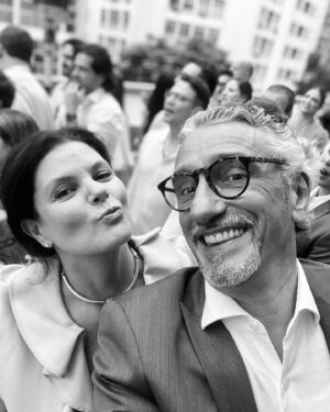 Emmanuel Bassoleil Instagram - Mais um casamento neste sábado ‼️Mas desta vez do lado dos convidados e não nos bastidores (até uma certa hora 🙏👌😉👨‍🍳) 
Orgulho por fazer parte desse comitê super especial que Janaína e Leandro escolheram a dedos . 
Parabéns e muita Felicidade para vcs @janainarueda1 e @lelangoni 😍👨‍🍳
Galera animada no som da @vaivaioficial com caipirinha e comida da @abrasileirasp . 

@danielacutait , Marcão @cozinhabruta  @marcelokatsuki 
o casal chic @tassia_magalhaes e @danyel_steinle @flavinhaquaresma 
@bellamasano #casamento #wedding #centrodacidade