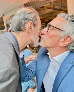 Emmanuel Bassoleil Instagram - Mais um casamento neste sábado ‼️Mas desta vez do lado dos convidados e não nos bastidores (até uma certa hora 🙏👌😉👨‍🍳) 
Orgulho por fazer parte desse comitê super especial que Janaína e Leandro escolheram a dedos . 
Parabéns e muita Felicidade para vcs @janainarueda1 e @lelangoni 😍👨‍🍳
Galera animada no som da @vaivaioficial com caipirinha e comida da @abrasileirasp . 

@danielacutait , Marcão @cozinhabruta  @marcelokatsuki 
o casal chic @tassia_magalhaes e @danyel_steinle @flavinhaquaresma 
@bellamasano #casamento #wedding #centrodacidade