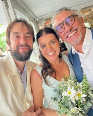 Emmanuel Bassoleil Instagram - Mais um casamento neste sábado ‼️Mas desta vez do lado dos convidados e não nos bastidores (até uma certa hora 🙏👌😉👨‍🍳) 
Orgulho por fazer parte desse comitê super especial que Janaína e Leandro escolheram a dedos . 
Parabéns e muita Felicidade para vcs @janainarueda1 e @lelangoni 😍👨‍🍳
Galera animada no som da @vaivaioficial com caipirinha e comida da @abrasileirasp . 

@danielacutait , Marcão @cozinhabruta  @marcelokatsuki 
o casal chic @tassia_magalhaes e @danyel_steinle @flavinhaquaresma 
@bellamasano #casamento #wedding #centrodacidade